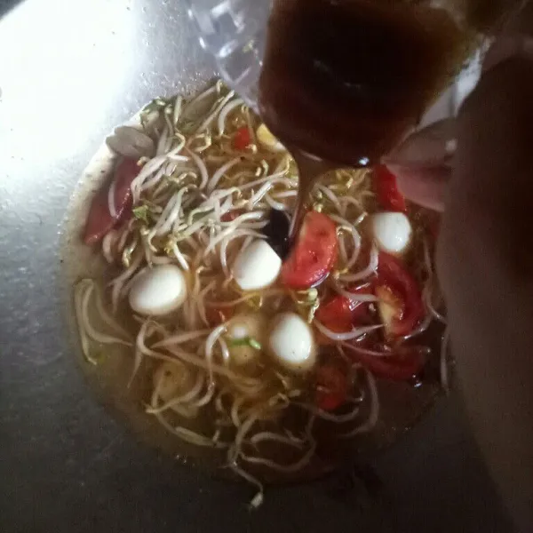 Terakhir masukkan saos tiramnya aduk rata masak hingga mendidih.