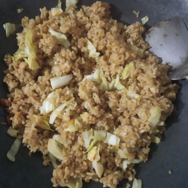 Besarkan api, aduk cepat. Masak sampai semua bumbu tercampur rata. Koreksi rasa. Matikan api dan siap disajikan.