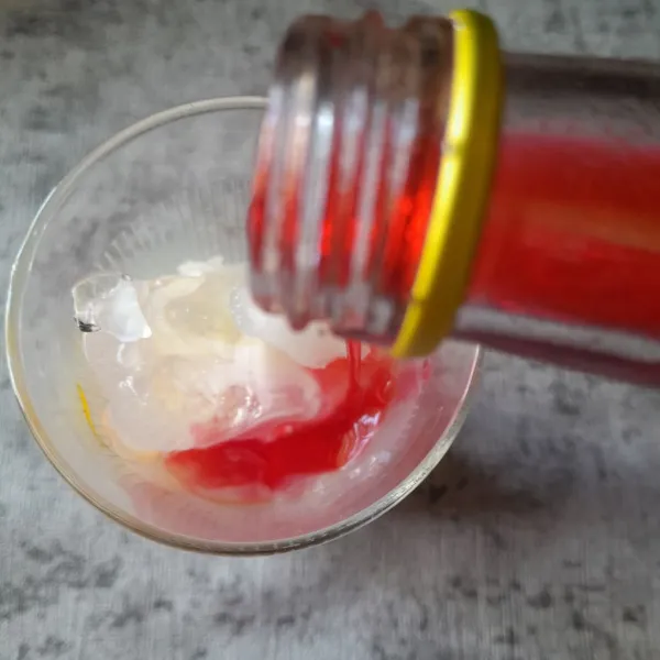 Tuangkan sirup mawar.