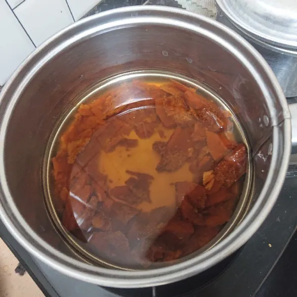 Membuat saos gula merah. Sisir gula merah. Masukkan ke dalam panci. Tambahkan air. Aduk rata.