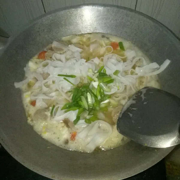 Masukkan mietiau dan daun bawang, aduk rata dan tes rasa. Angkat dan sajikan selagi hangat.