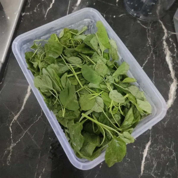 Siangi bayam kemudian cuci bersih dan tiriskan.