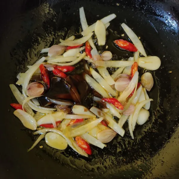 Masukkan saus teriyaki, aduk rata.