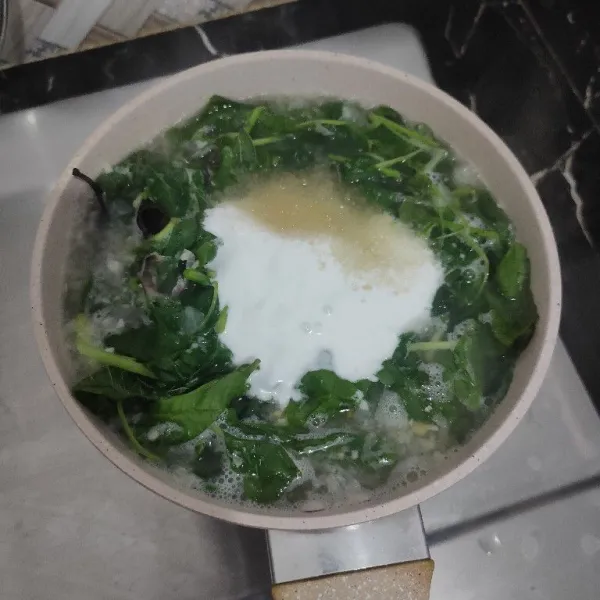 Masukkan bayam, santan, gula dan garam masak hingga mendidih lalu koreksi rasa angkat dan sajikan dengan taburan bawang goreng.