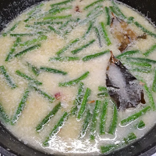 Masukkan kacang panjang dan labu siam. Masak sampai ½ matang.