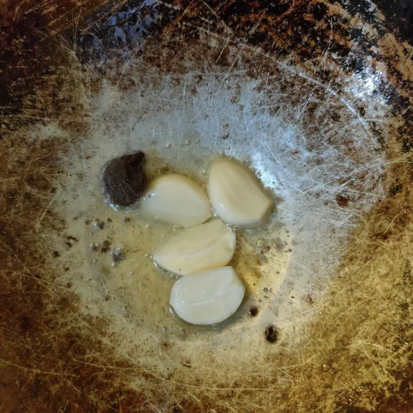 Goreng bawang putih dan terasi hingga bawang putih layu.