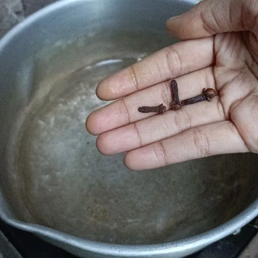 Masukkan cengkeh ke dalam air.