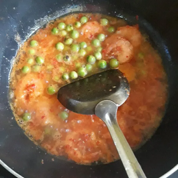 Masukkan rimbang. Beri garam dan kaldu bubuk.