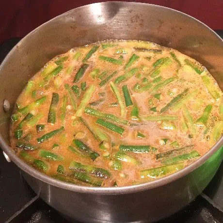 Tuang secukupnya air. Masukkan kacang. Aduk. Masak sampai kacang matang.