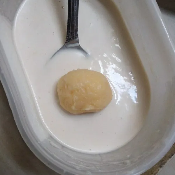 Siapkan wadah, campurkan semua bahan pencelup. Aduk rata. Celupkan tape.