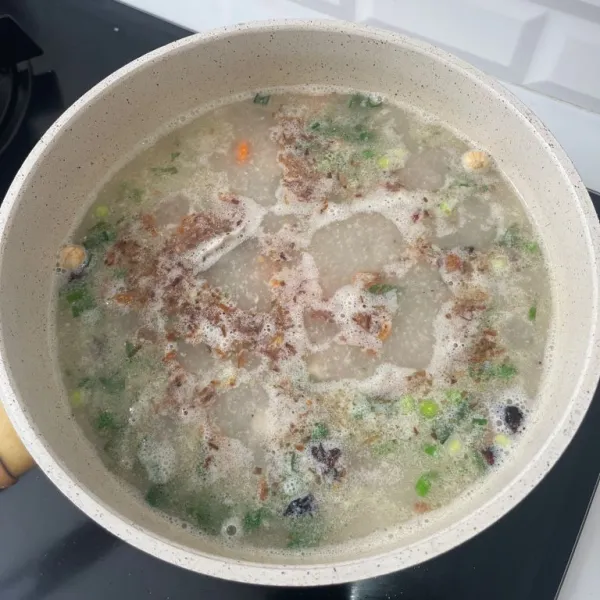 Masukkan daun sop, daun bawang, dan bawang goreng.