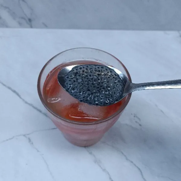 Masukkan juga selasih yang sudah direndam air hangat.