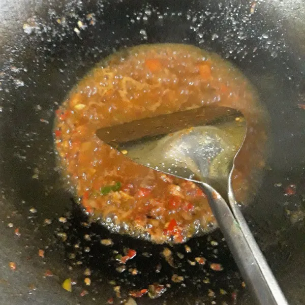 Tumis bumbu ulek dan tambahkan potongan tomat. Masak hingga matang.
