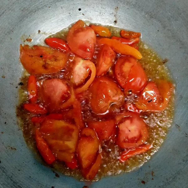 Goreng tomat dan cabai rawit.