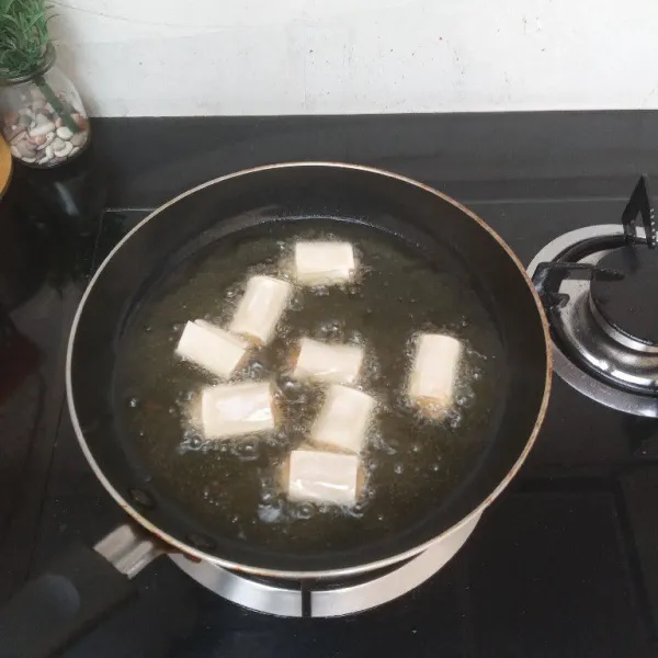 Goreng siomay hingga keemasan, angkat dan sajikan dengan saus kesukaan