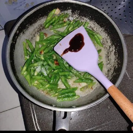 Tambahkan air sedikit, lalu masukkan saos tiram.