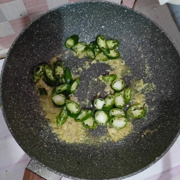 Masukkan irisan cabe hijau, masak hingga layu.
