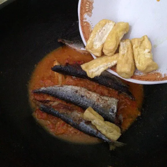 Masukkan tahu goreng lalu aduk merata.
