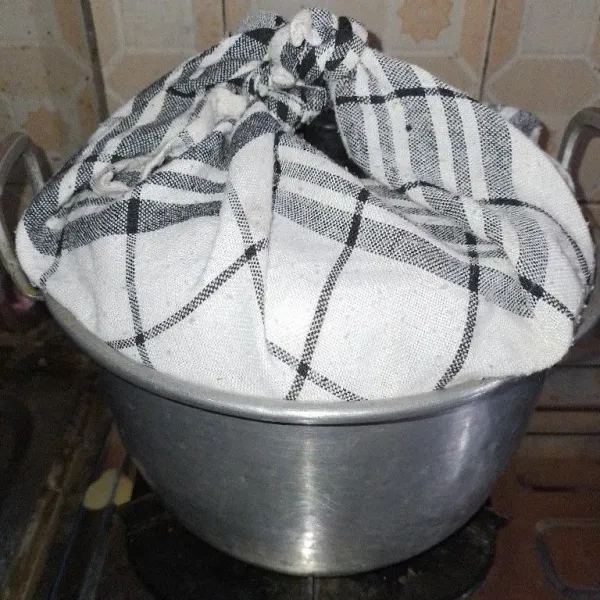 Kukus hingga matang atau selama 45 menit. Tutup kukusan dilapisi dengan kain agar uap panas tidak jatuh ke adonan. Setelah matang, keluarkan loyang dan tunggu hingga dingin. Setelah dingin, lepaskan dari loyang dan sajikan.