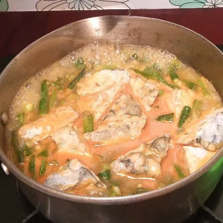 Selanjutnya masukkan tempe. Aduk rata