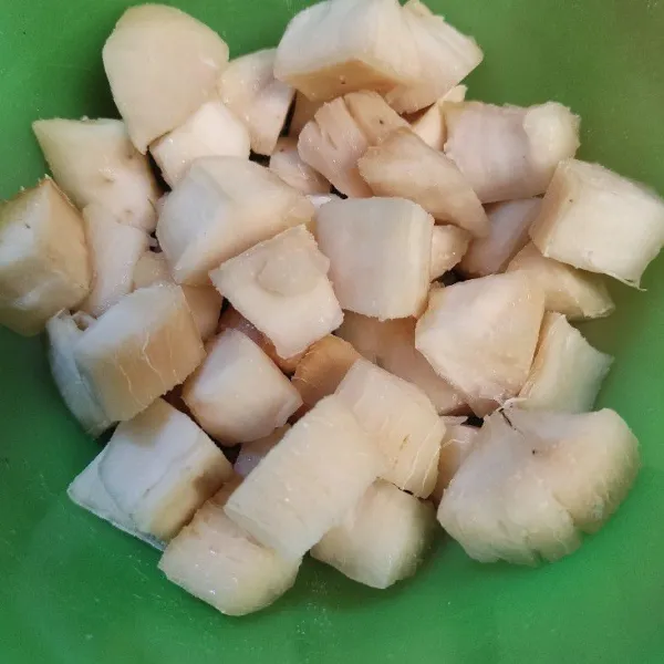 Setelah matang, tunggu dingin lalu potong dadu singkong.