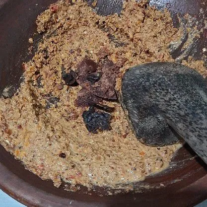 Tambahkan gula merah dan asam lalu ulek, tambahkan air kemudian koreksi rasa.