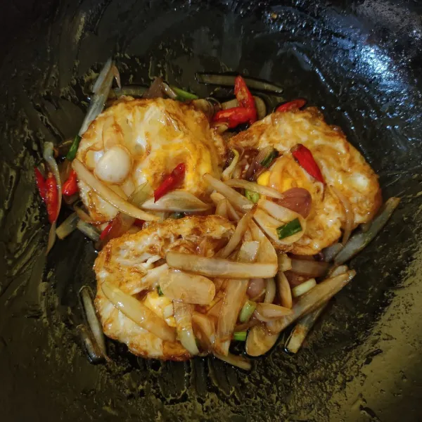 Masak hingga bumbu meresap, matikan api.