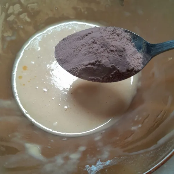 Tambahkan satu sendok makan cokelat.