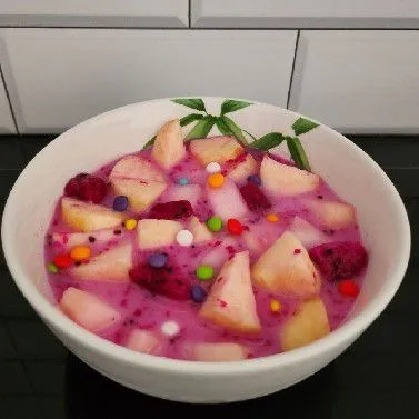 Sop buah siap disajikan.