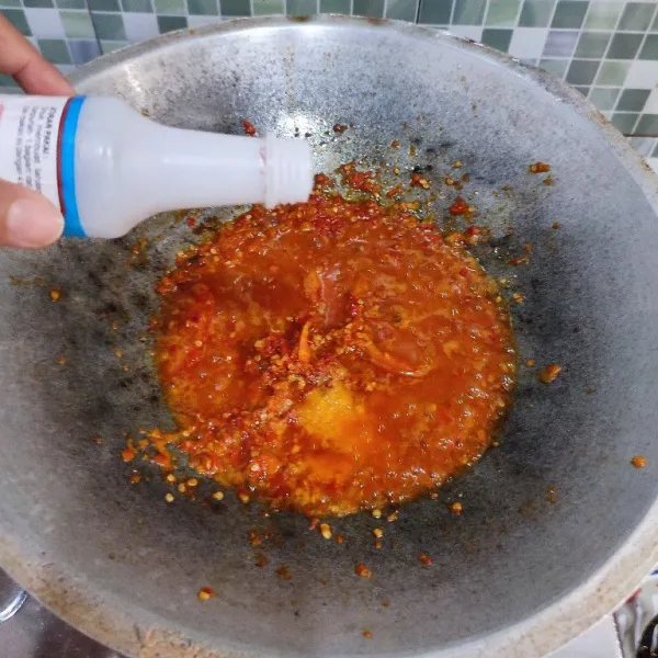 Tambahkan cuka dan garam secukupnya. Cicipi rasanya. Masak hingga cabe berubah warna dan  bau langu cabe hilang.