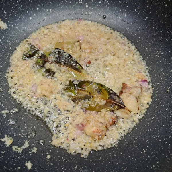 Tumis bumbu halus, lengkuas dan daun salam sampai wangi dan bumbu matang.