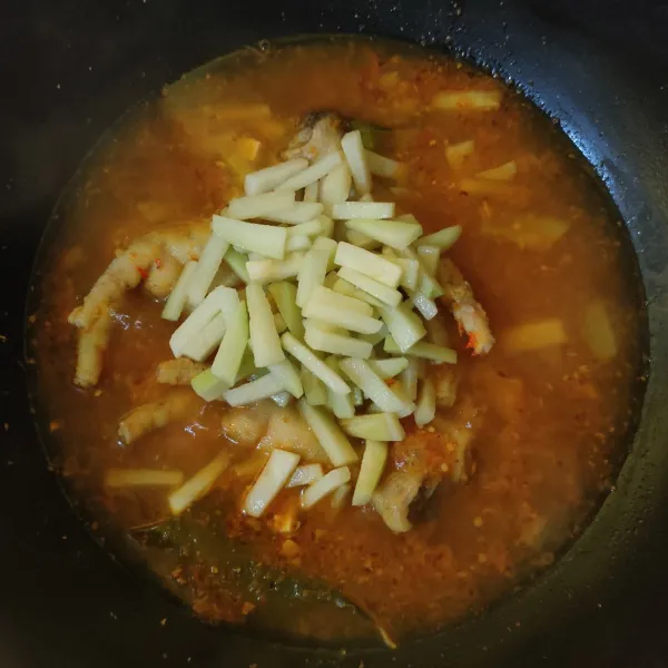 Masukkan manisa, aduk rata. Masak hingga empuk.