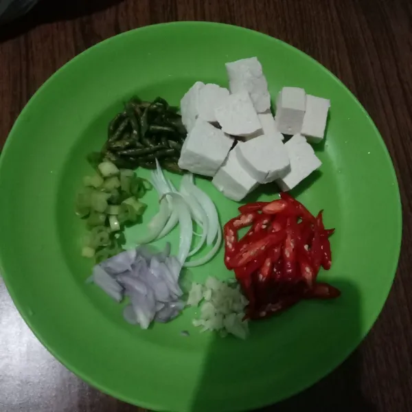 Siapkan semua bahan, cuci bersih lalu iris-iris.