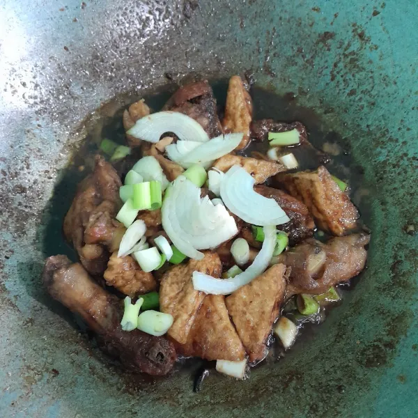 Tambahkan irisan daun bawang dan bawang bombai, masak sebentar dan siap disajikan
