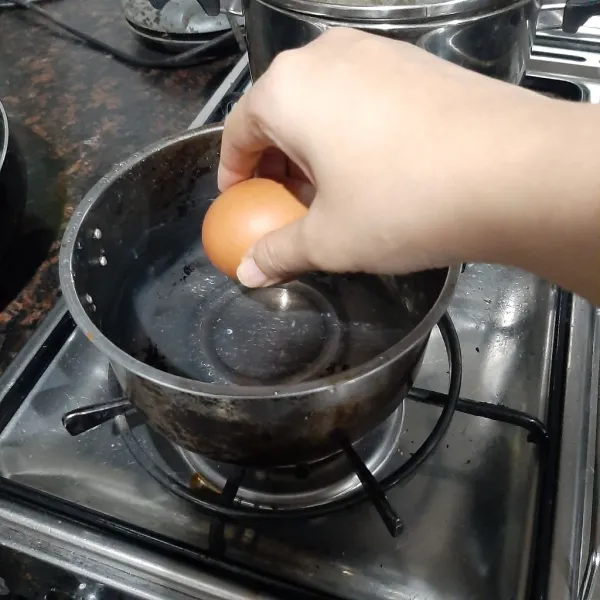 Rebus telur dengan garam, hingga telur benar-benar matang sekitar 8 menit jika memasukan telur dari awal kompor dinyalakan.