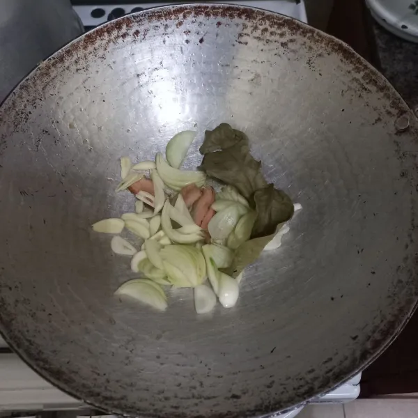 Tumis irisan bawang bombay, bawang putih, lengkuas dan daun salam hingga harum.