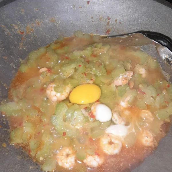 Jika sudah masak masukkan telur lalu aduk hinga merata.