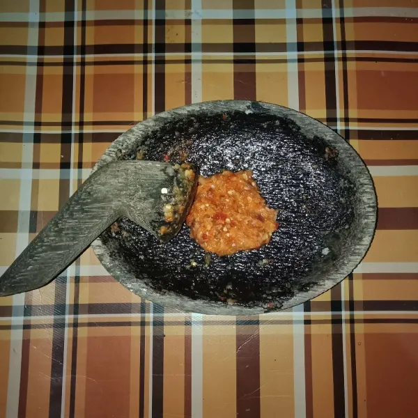 Uleg bawang, kencur dan cabai.