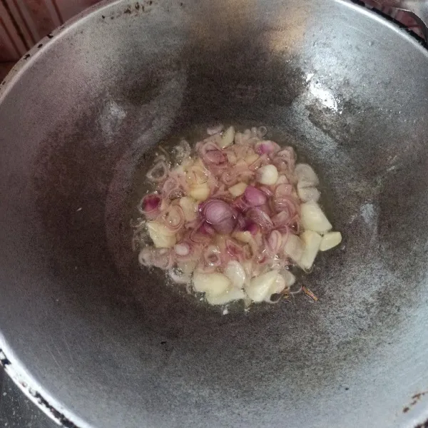 Tumis bawang merah dan bawang putih sampai harum.