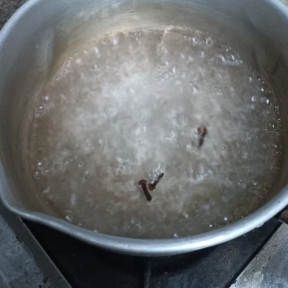 Didihkan dan biarkan agak menyusut airnya.