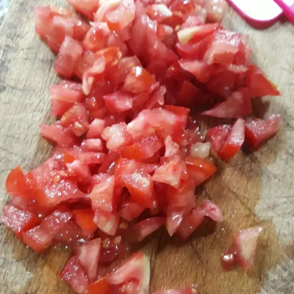 Potong kecil tomat.