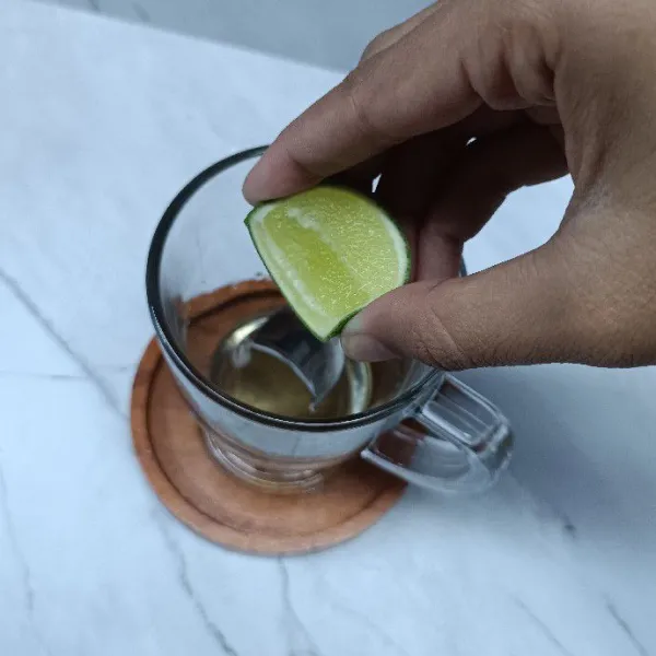 Beri perasan jeruk nipis.