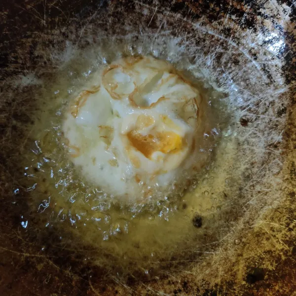 Ceplok telur hingga matang, tanpa diberi garam.