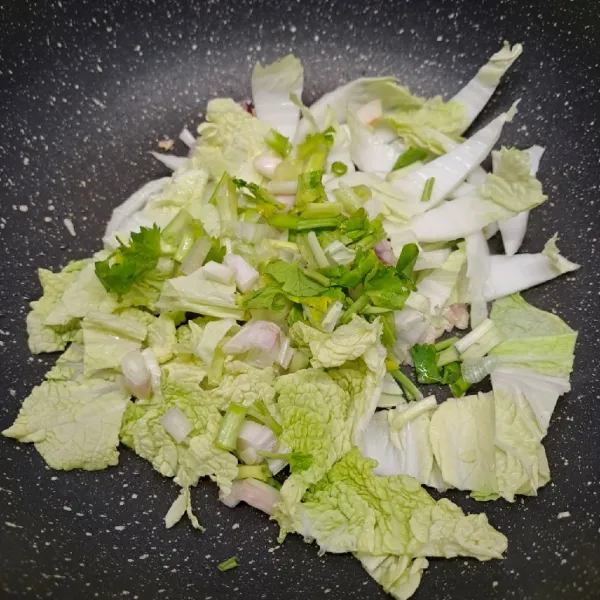 Masukkan sawi putih, daun bawang dan seledri. Masak sampai ½ matang.