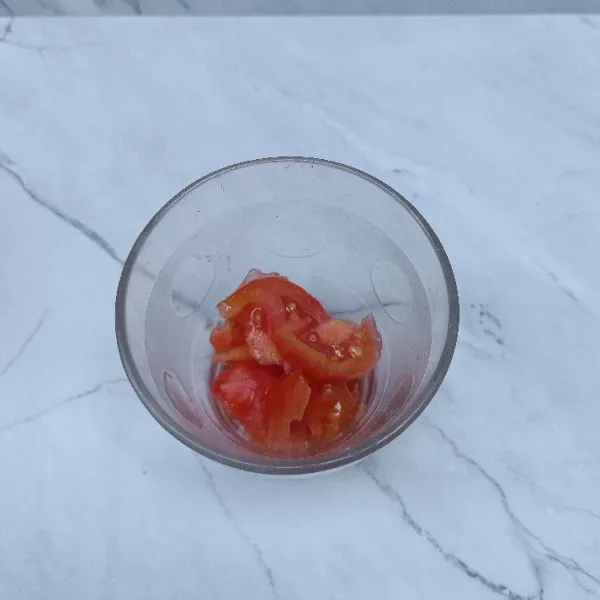 Potong tomat kecil.