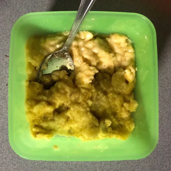 Kupas pisang, lalu haluskan dalam wadah