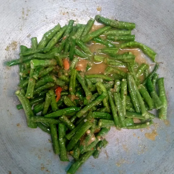 Masukkan kacang panjang tumis hingga rata.