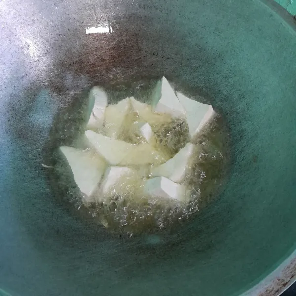 Goreng tahu sampai kuning keemasan