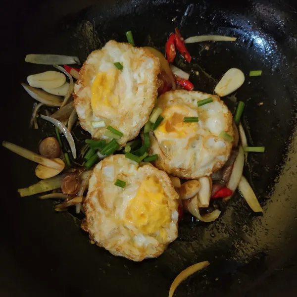 Masukkan telur ceplok dan daun bawang, aduk rata.
