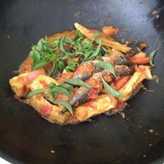 Tambahkan tomat dan daun kemangi setelah itu aduk kembali. Diamkan sebentar lalu angkat dan sajikan.